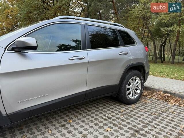 Джип Чероки 2018 в Киеве на Automoto.ua Серый Джип Чероки, объемом двигателя 2.36 л и пробегом 120 тыс. км за 15900 $, фото 6 на Automoto.ua