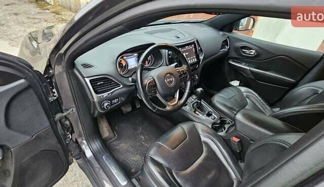 Джип Cherokee 2018 у Рівному на Automoto.ua Сірий Джип Cherokee, об'ємом двигуна 3.24 л та пробігом 150 тис. км за 19800 $, фото 4 на Automoto.ua
