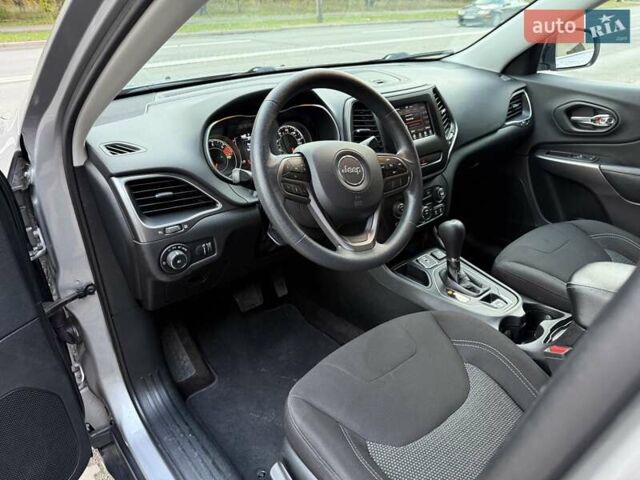 Джип Чероки 2018 в Киеве на Automoto.ua Серый Джип Чероки, объемом двигателя 2.36 л и пробегом 120 тыс. км за 15900 $, фото 17 на Automoto.ua
