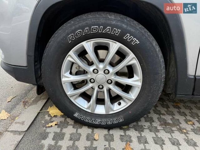 Джип Чероки 2018 в Киеве на Automoto.ua Серый Джип Чероки, объемом двигателя 2.36 л и пробегом 120 тыс. км за 15900 $, фото 14 на Automoto.ua