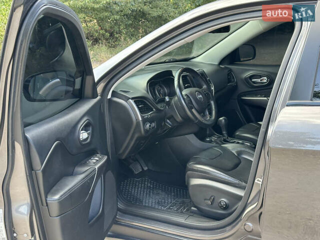 Сірий Джип Cherokee, об'ємом двигуна 3.24 л та пробігом 130 тис. км за 15999 $, фото 8 на Automoto.ua