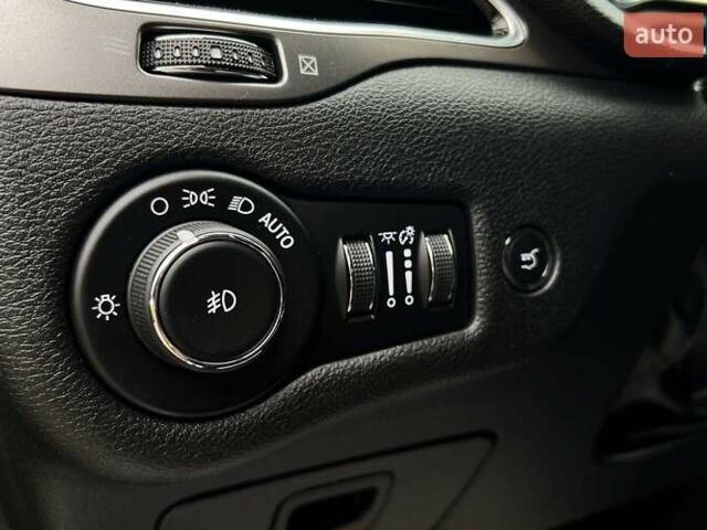 Сірий Джип Cherokee, об'ємом двигуна 2 л та пробігом 28 тис. км за 20690 $, фото 22 на Automoto.ua