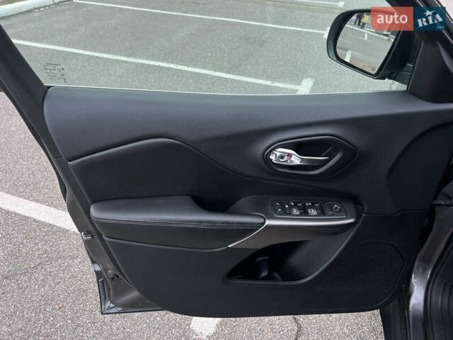 Серый Джип Чероки, объемом двигателя 3.24 л и пробегом 103 тыс. км за 16999 $, фото 14 на Automoto.ua