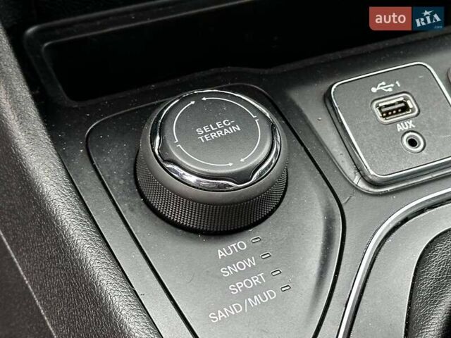 Сірий Джип Cherokee, об'ємом двигуна 3.24 л та пробігом 141 тис. км за 16799 $, фото 20 на Automoto.ua