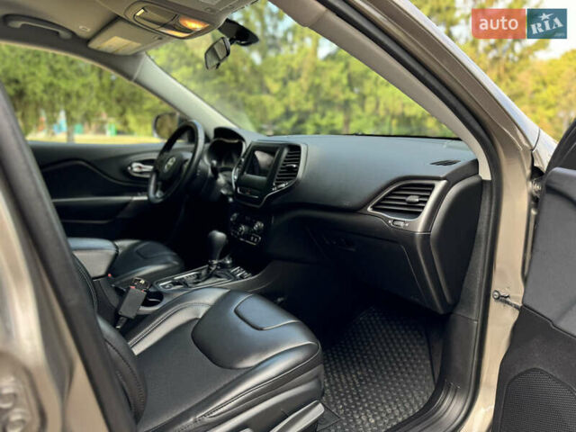 Сірий Джип Cherokee, об'ємом двигуна 3.24 л та пробігом 92 тис. км за 16500 $, фото 11 на Automoto.ua