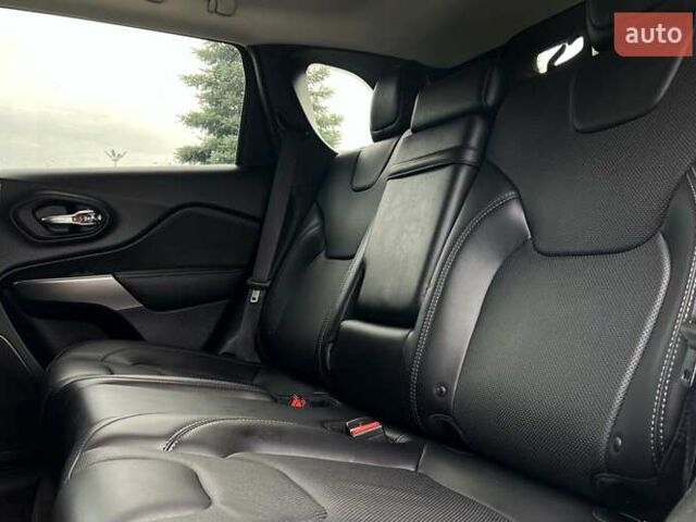 Сірий Джип Cherokee, об'ємом двигуна 2 л та пробігом 28 тис. км за 20690 $, фото 13 на Automoto.ua