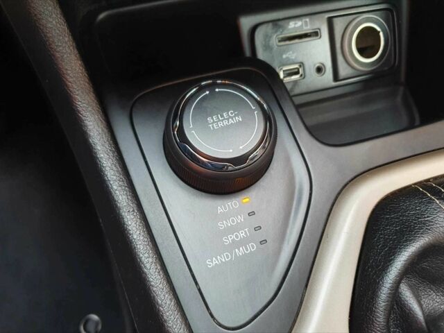 Сірий Джип Cherokee, об'ємом двигуна 0 л та пробігом 90 тис. км за 11500 $, фото 9 на Automoto.ua