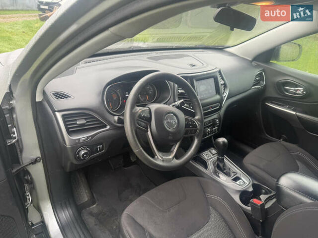 Сірий Джип Cherokee, об'ємом двигуна 2.36 л та пробігом 189 тис. км за 13800 $, фото 21 на Automoto.ua