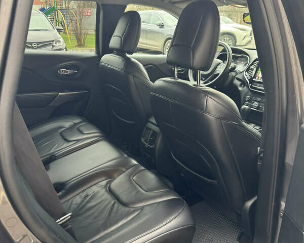 Серый Джип Чероки, объемом двигателя 2.36 л и пробегом 156 тыс. км за 17500 $, фото 7 на Automoto.ua