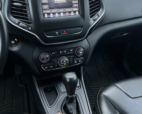 Джип Cherokee 2018 у Києві на Automoto.ua Сірий Джип Cherokee, об'ємом двигуна 3.24 л та пробігом 103 тис. км за 17800 $, фото 28 на Automoto.ua