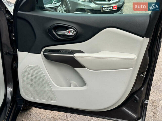 Серый Джип Чероки, объемом двигателя 3.2 л и пробегом 108 тыс. км за 21290 $, фото 27 на Automoto.ua