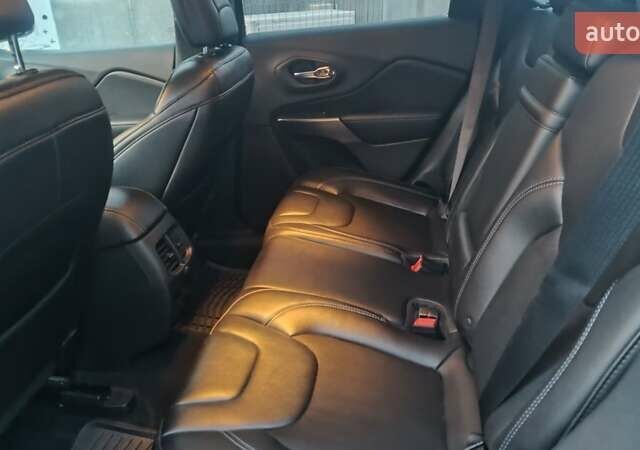 Джип Чероки 2018 в Киеве на Automoto.ua Серый Джип Чероки, объемом двигателя 3.2 л и пробегом 103 тыс. км за 17500 $, фото 9 на Automoto.ua