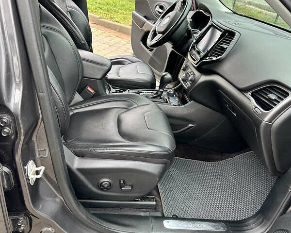 Сірий Джип Cherokee, об'ємом двигуна 2 л та пробігом 142 тис. км за 17100 $, фото 17 на Automoto.ua