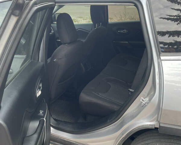 Серый Джип Чероки, объемом двигателя 3.24 л и пробегом 119 тыс. км за 14399 $, фото 17 на Automoto.ua