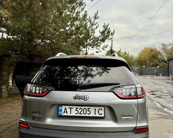 Сірий Джип Cherokee, об'ємом двигуна 3.24 л та пробігом 113 тис. км за 19000 $, фото 4 на Automoto.ua
