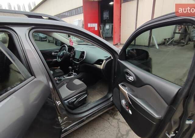 Серый Джип Чероки, объемом двигателя 2.36 л и пробегом 115 тыс. км за 14000 $, фото 4 на Automoto.ua