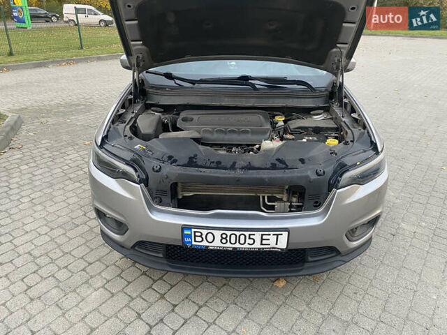 Серый Джип Чероки, объемом двигателя 2.36 л и пробегом 176 тыс. км за 16200 $, фото 1 на Automoto.ua