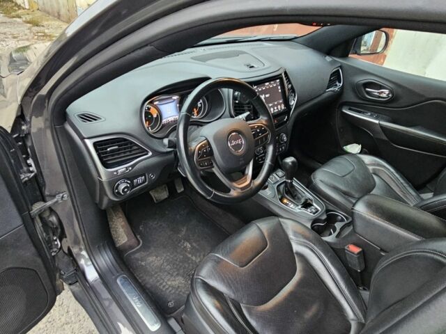 Джип Cherokee 2018 у Рівному на Automoto.ua Сірий Джип Cherokee, об'ємом двигуна 3.2 л та пробігом 150 тис. км за 18700 $, фото 2 на Automoto.ua