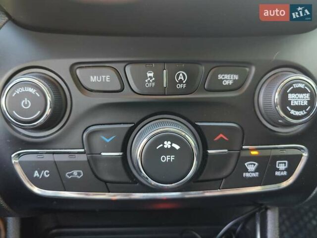 Серый Джип Чероки, объемом двигателя 1.99 л и пробегом 101 тыс. км за 19000 $, фото 1 на Automoto.ua