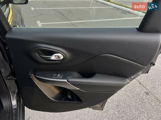 Сірий Джип Cherokee, об'ємом двигуна 3.24 л та пробігом 103 тис. км за 16900 $, фото 32 на Automoto.ua