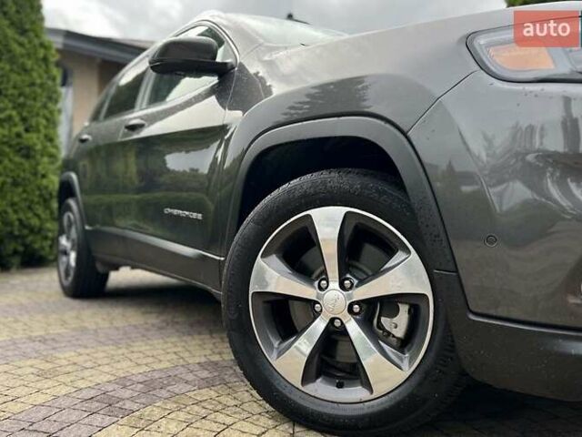 Сірий Джип Cherokee, об'ємом двигуна 2 л та пробігом 28 тис. км за 20690 $, фото 9 на Automoto.ua
