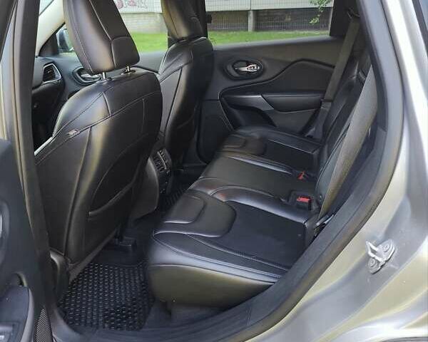 Серый Джип Чероки, объемом двигателя 1.99 л и пробегом 101 тыс. км за 19000 $, фото 4 на Automoto.ua