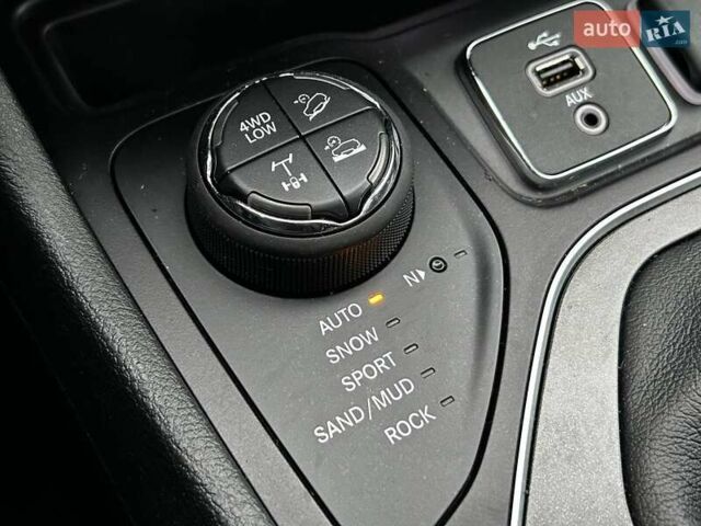 Сірий Джип Cherokee, об'ємом двигуна 3.24 л та пробігом 91 тис. км за 23290 $, фото 29 на Automoto.ua