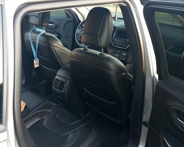 Серый Джип Чероки, объемом двигателя 2.36 л и пробегом 90 тыс. км за 18500 $, фото 7 на Automoto.ua