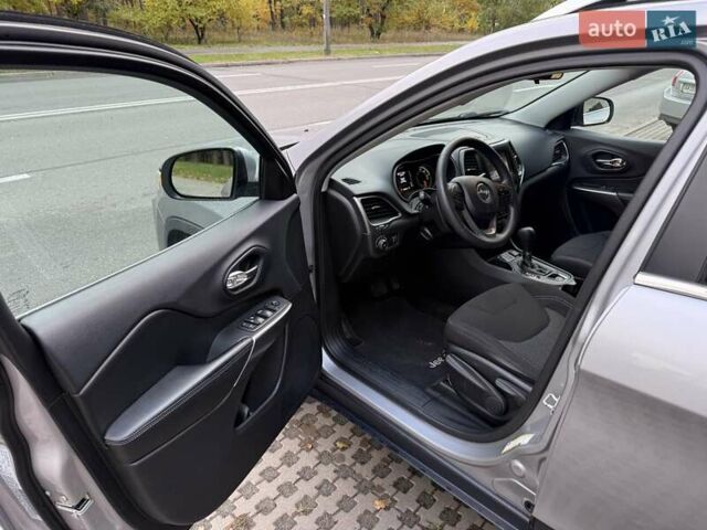 Джип Чероки 2018 в Киеве на Automoto.ua Серый Джип Чероки, объемом двигателя 2.36 л и пробегом 120 тыс. км за 15900 $, фото 16 на Automoto.ua