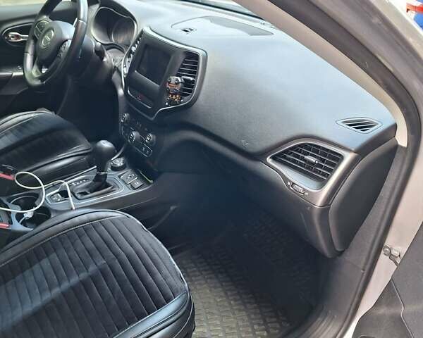 Сірий Джип Cherokee, об'ємом двигуна 2.36 л та пробігом 94 тис. км за 17400 $, фото 11 на Automoto.ua