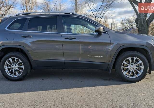 Сірий Джип Cherokee, об'ємом двигуна 2 л та пробігом 109 тис. км за 18700 $, фото 1 на Automoto.ua