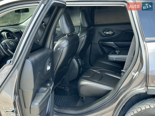 Сірий Джип Cherokee, об'ємом двигуна 3.24 л та пробігом 130 тис. км за 15999 $, фото 9 на Automoto.ua