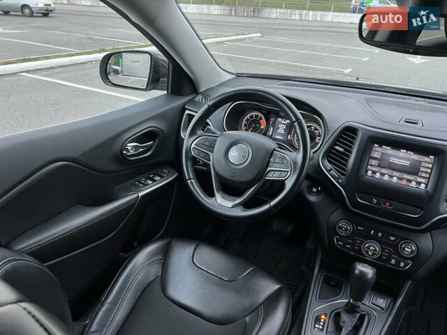 Джип Cherokee 2018 у Києві на Automoto.ua Сірий Джип Cherokee, об'ємом двигуна 3.24 л та пробігом 103 тис. км за 17800 $, фото 26 на Automoto.ua