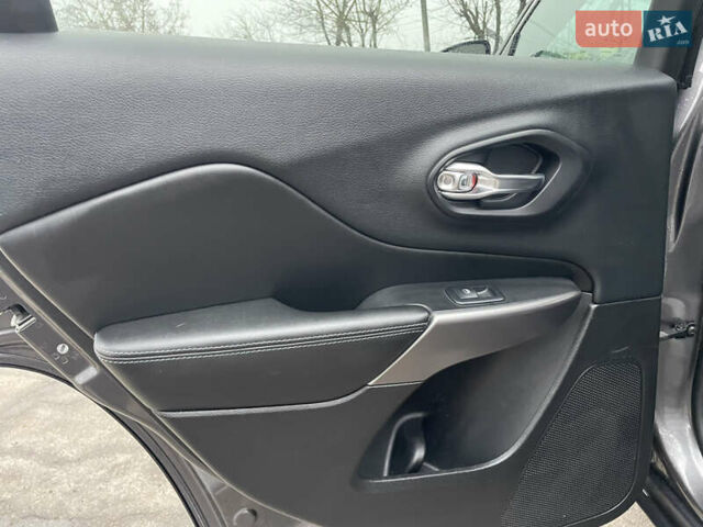 Серый Джип Чероки, объемом двигателя 2.4 л и пробегом 210 тыс. км за 14500 $, фото 41 на Automoto.ua