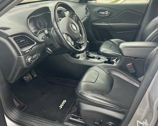 Серый Джип Чероки, объемом двигателя 1.99 л и пробегом 132 тыс. км за 18500 $, фото 6 на Automoto.ua