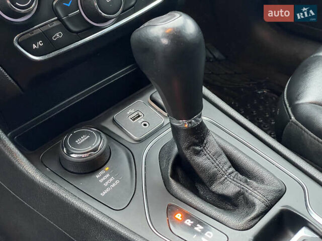 Серый Джип Чероки, объемом двигателя 2.4 л и пробегом 210 тыс. км за 14500 $, фото 39 на Automoto.ua