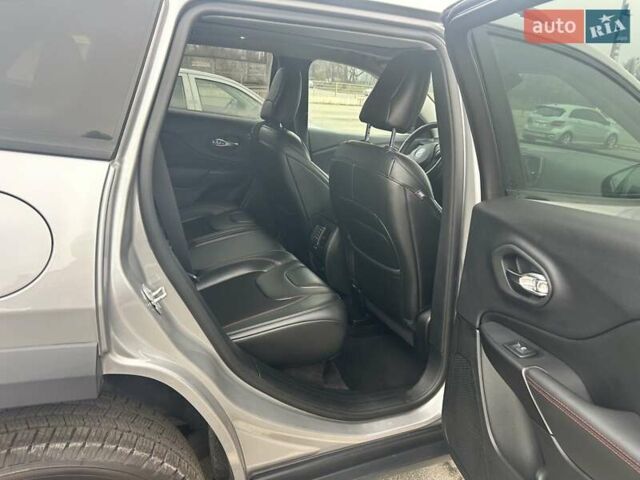 Серый Джип Чероки, объемом двигателя 1.99 л и пробегом 132 тыс. км за 18500 $, фото 7 на Automoto.ua