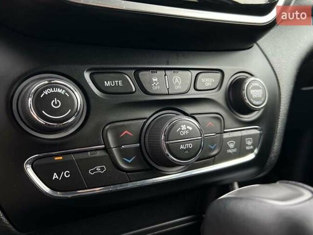 Сірий Джип Cherokee, об'ємом двигуна 2 л та пробігом 28 тис. км за 20690 $, фото 24 на Automoto.ua