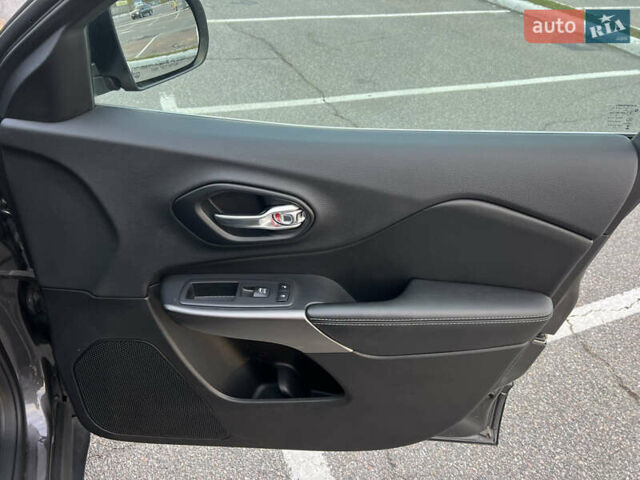 Джип Cherokee 2018 у Києві на Automoto.ua Сірий Джип Cherokee, об'ємом двигуна 3.24 л та пробігом 103 тис. км за 17800 $, фото 19 на Automoto.ua