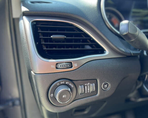 Серый Джип Чероки, объемом двигателя 3.2 л и пробегом 225 тыс. км за 15000 $, фото 19 на Automoto.ua