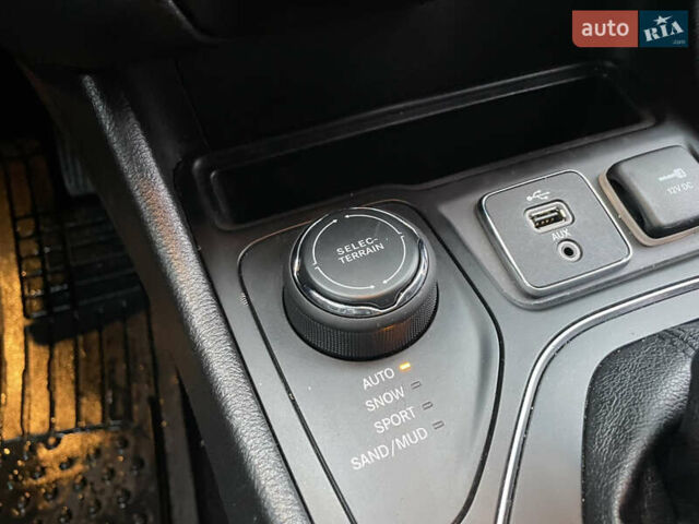 Серый Джип Чероки, объемом двигателя 2.4 л и пробегом 210 тыс. км за 14500 $, фото 27 на Automoto.ua