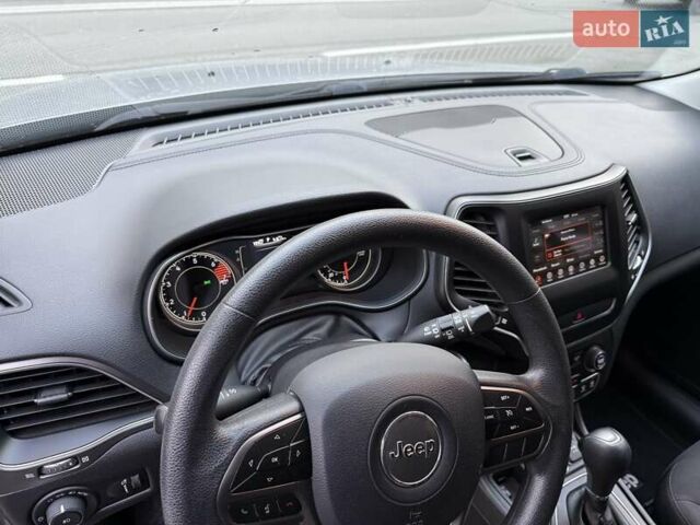 Джип Чероки 2018 в Киеве на Automoto.ua Серый Джип Чероки, объемом двигателя 2.36 л и пробегом 120 тыс. км за 15900 $, фото 19 на Automoto.ua