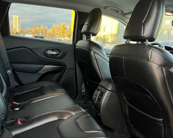 Джип Cherokee 2018 у Києві на Automoto.ua Сірий Джип Cherokee, об'ємом двигуна 3.24 л та пробігом 103 тис. км за 17800 $, фото 33 на Automoto.ua