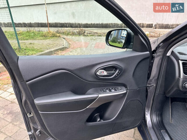 Сірий Джип Cherokee, об'ємом двигуна 2 л та пробігом 142 тис. км за 17100 $, фото 15 на Automoto.ua