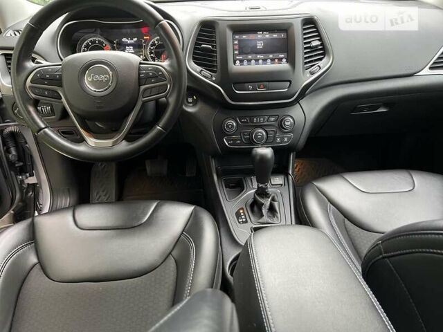 Сірий Джип Cherokee, об'ємом двигуна 2.36 л та пробігом 85 тис. км за 15900 $, фото 5 на Automoto.ua