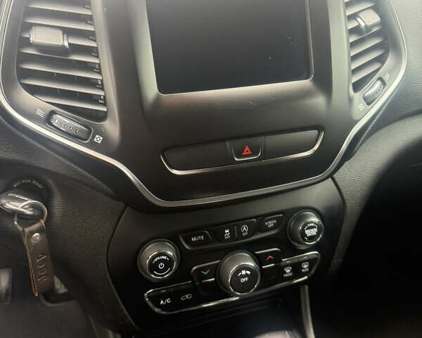 Сірий Джип Cherokee, об'ємом двигуна 2.36 л та пробігом 189 тис. км за 13800 $, фото 19 на Automoto.ua