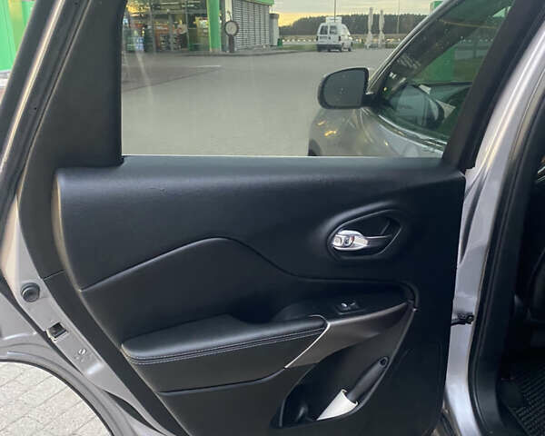 Серый Джип Чероки, объемом двигателя 2.36 л и пробегом 176 тыс. км за 16200 $, фото 20 на Automoto.ua