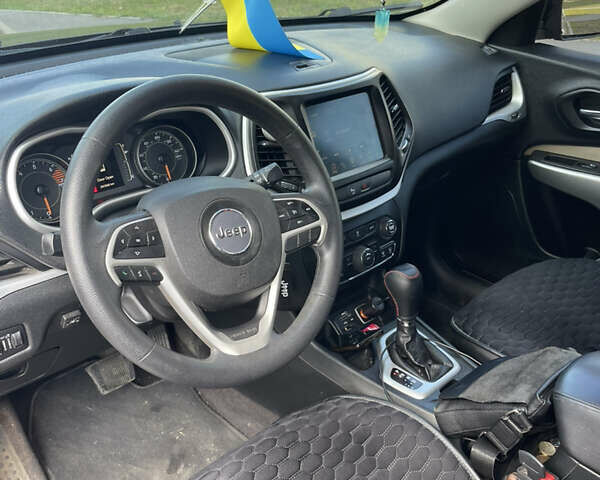 Серый Джип Чероки, объемом двигателя 2.36 л и пробегом 230 тыс. км за 13950 $, фото 2 на Automoto.ua