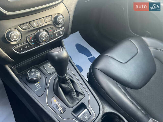 Серый Джип Чероки, объемом двигателя 2.36 л и пробегом 139 тыс. км за 16200 $, фото 11 на Automoto.ua