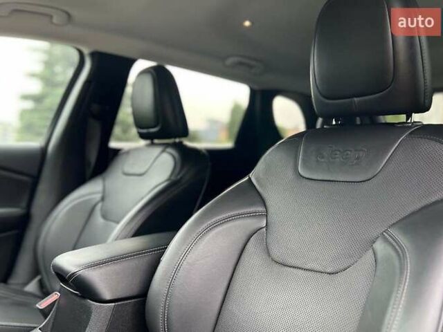 Сірий Джип Cherokee, об'ємом двигуна 2 л та пробігом 28 тис. км за 20690 $, фото 18 на Automoto.ua